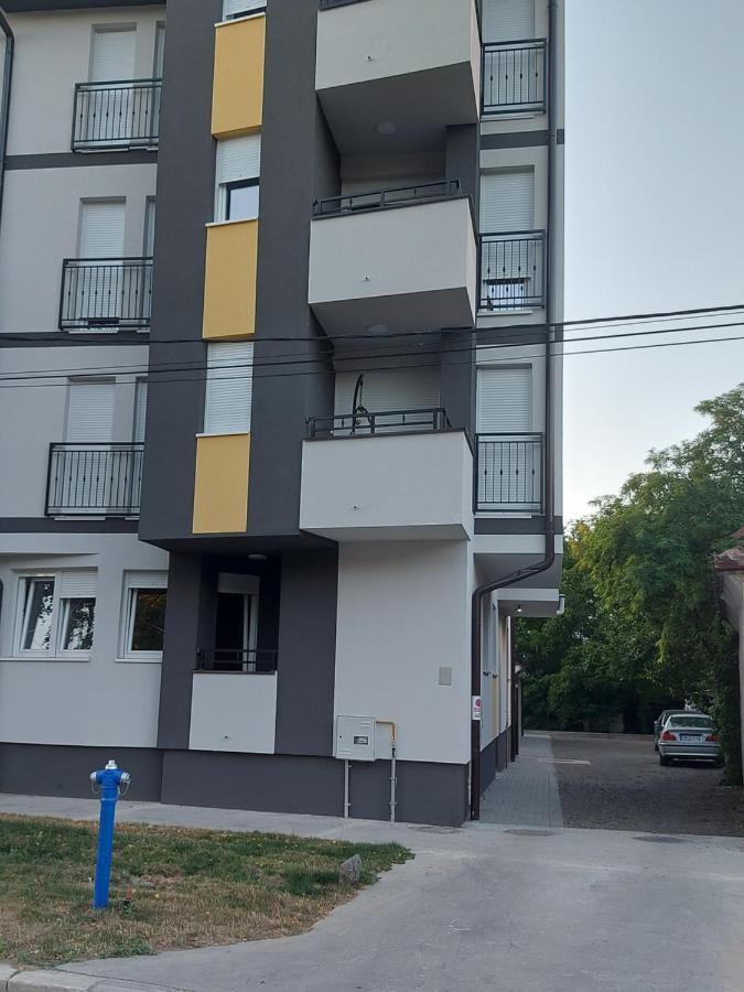 # Espresso 2 Apartman Sa Garazom Sremska Mitrovica Exterior photo